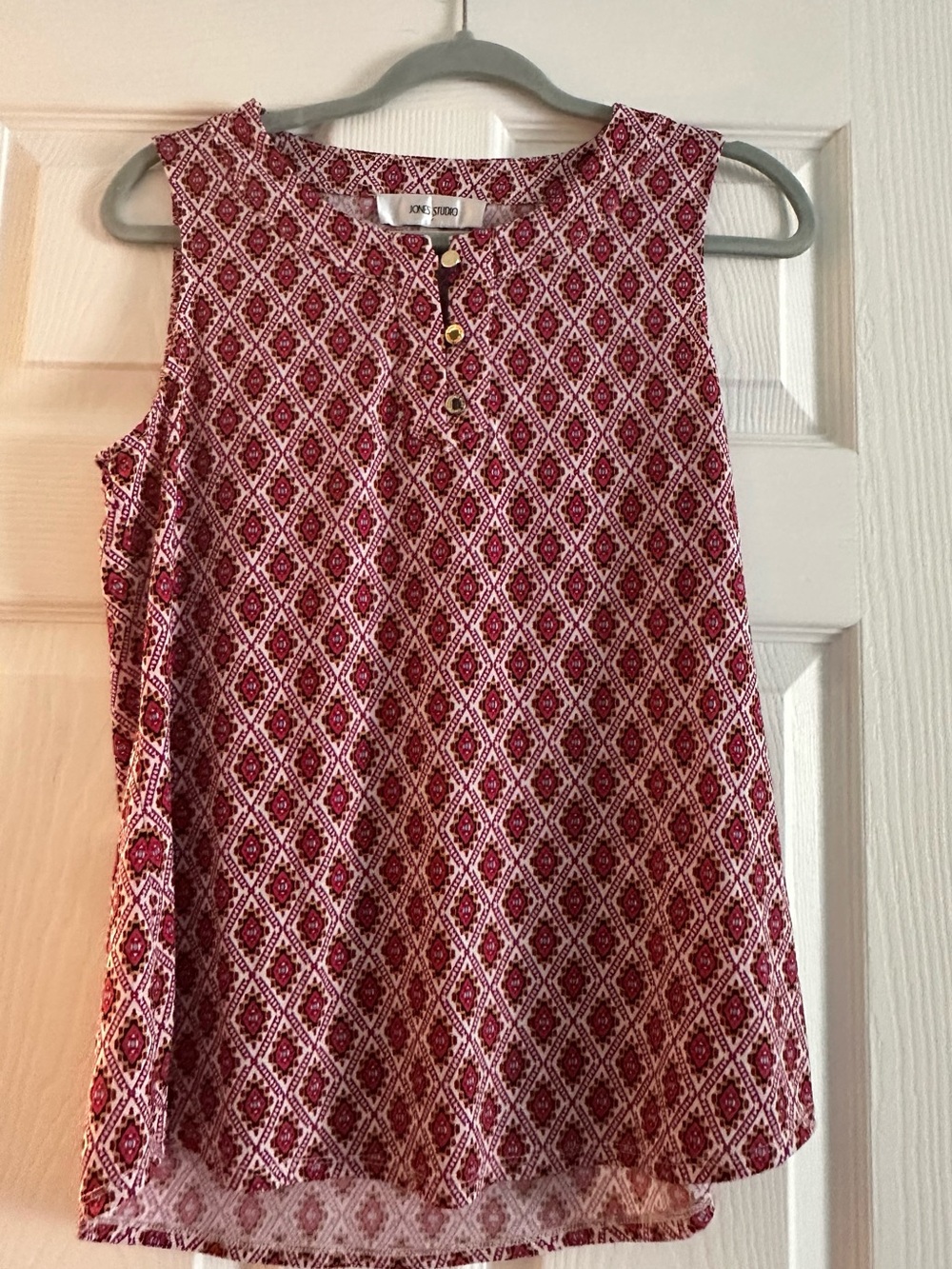Jones Studio Red and White Geometric Sleeveless Henley Camisole